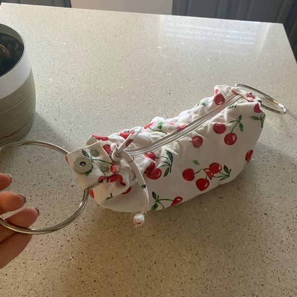 Women’s foldable cherry purse - Picture 4 of 6